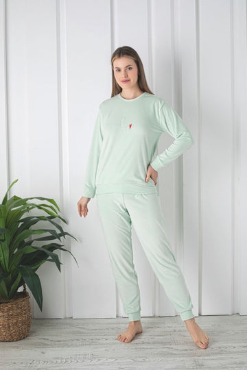 Pijama dama catifea – rafinament si confort pentru serile racoroase